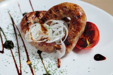 İştah açıcı Bavyera sosis sosu gönderilmiş.