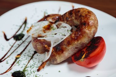 İştah açıcı Bavyera sosis sosu gönderilmiş.