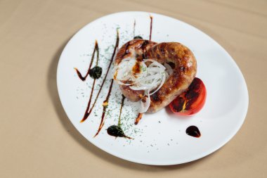 İştah açıcı Bavyera sosis sosu gönderilmiş.