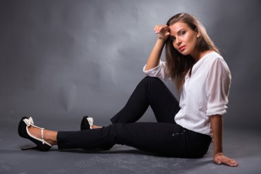 Güzel genç esmer bir şık iş resim