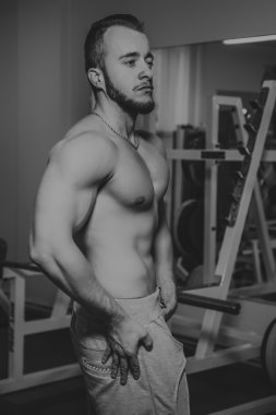 Spor salonundaki kaslı adam