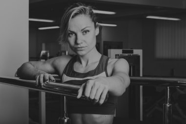 Güzel kız egzersizleri spor salonunda alır.