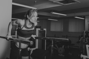 Güzel kız egzersizleri spor salonunda alır.