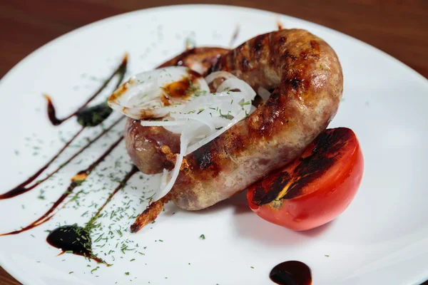 Аппетитные баварские сосиски, представленные соусом . — стоковое фото