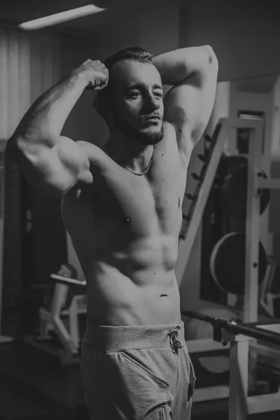 Hombre musculoso en el gimnasio —  Fotos de Stock