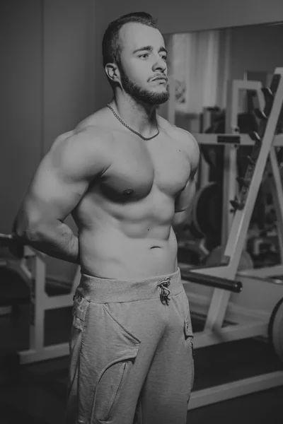 Muskelmannen i gymmet — Stockfoto