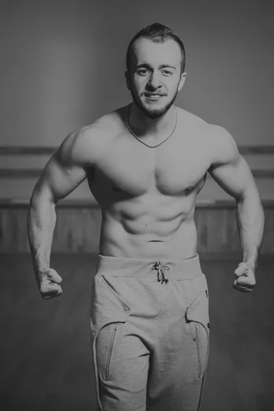 Uomo muscoloso in palestra — Foto Stock