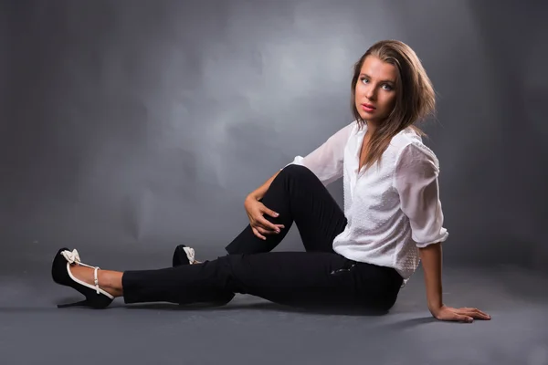 Beautiful young brunette in a stylish business image — Stock Photo, Image