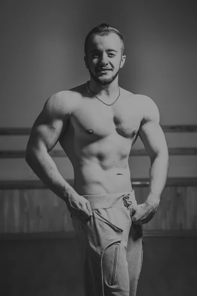 Hombre musculoso en el gimnasio — Foto de Stock