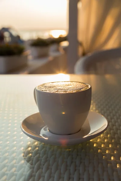 Koppla av på stranden med en kopp kaffe — Stockfoto