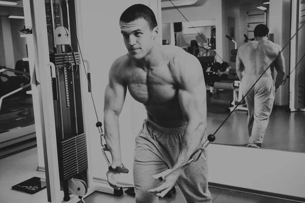 Entraînement de force athlète professionnel dans la salle de gym — Photo