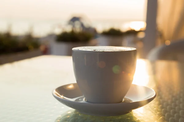 Koppla av på stranden med en kopp kaffe — Stockfoto