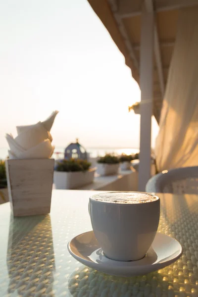 Koppla av på stranden med en kopp kaffe. — Stockfoto