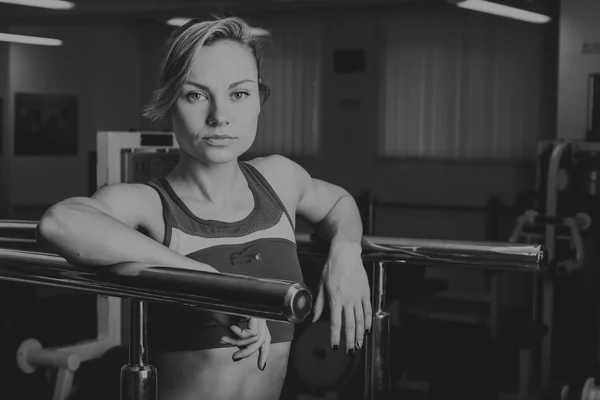 Beautiful girl takes exercises in the gym — Stock Photo, Image