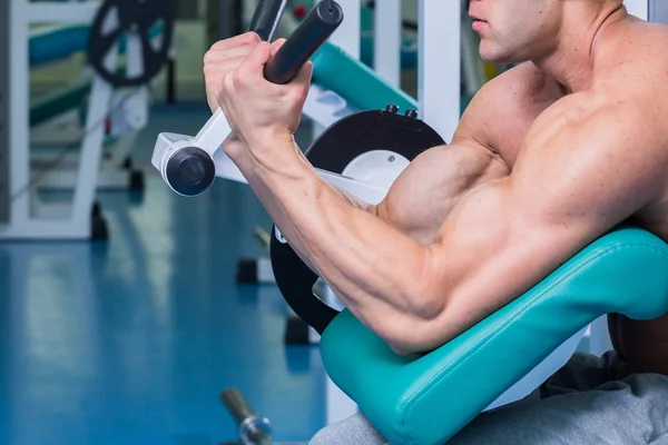 Gücü eğitim profesyonel sporcu spor salonunda