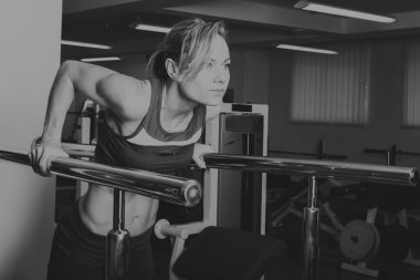 Güzel kız egzersizleri spor salonunda alır.