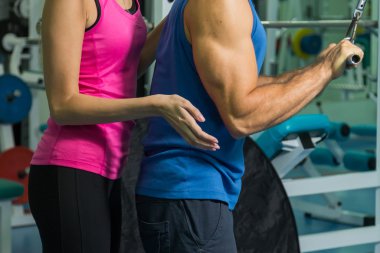 Müşterek eğitim salonunda genç Çift