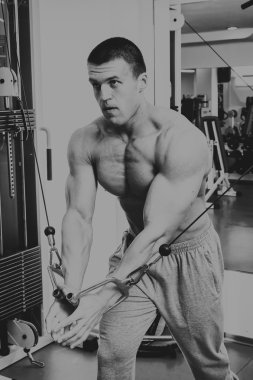 Gücü eğitim profesyonel sporcu spor salonunda