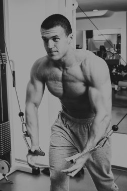 Gücü eğitim profesyonel sporcu spor salonunda