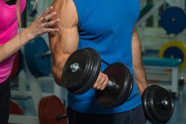 Müşterek eğitim salonunda genç Çift