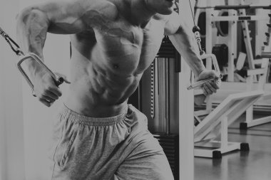 Gücü eğitim profesyonel sporcu spor salonunda