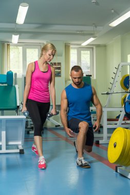 Müşterek eğitim salonunda genç Çift