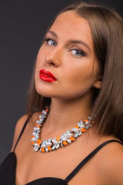 Koyu elbiseli güzel esmer