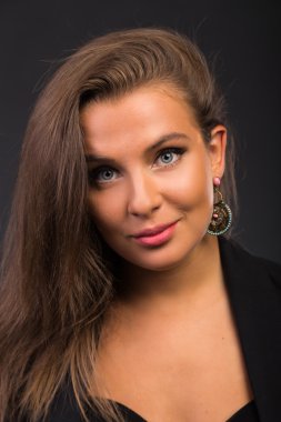 Koyu elbiseli güzel esmer