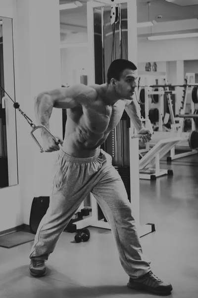 Entraînement de force athlète professionnel dans la salle de gym — Photo