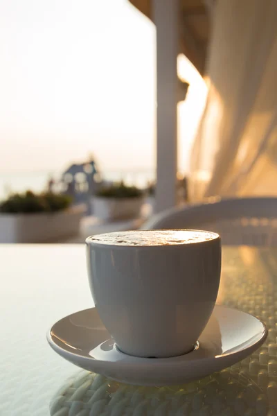 Koppla av på stranden med en kopp kaffe. — Stockfoto
