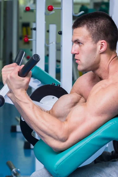 Gücü eğitim profesyonel sporcu spor salonunda