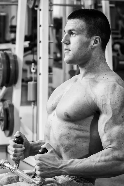 Treinamento de força atleta profissional no ginásio — Fotografia de Stock