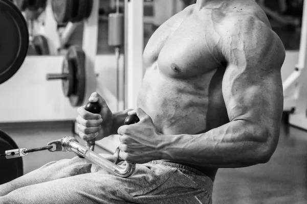 Sterkte opleiding professionele atleet in de sportschool — Stockfoto