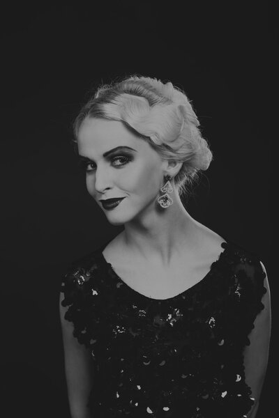 Красивая блондинка в винтажном платье на темном фоне
