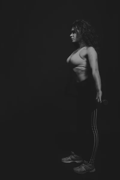 Het prachtige sport meisje op een donkere achtergrond — Stockfoto