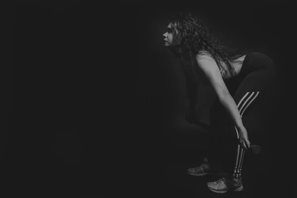暗い背景に美しいスポーツ少女 — ストック写真