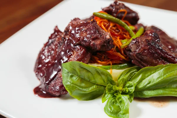 Sebzeli soslu lezzetli ızgara et