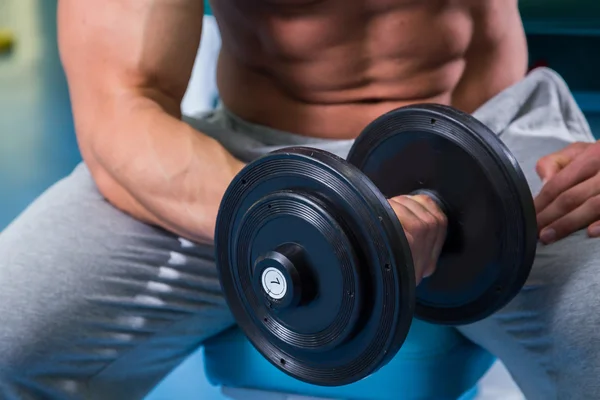 Entraînement de force athlète professionnel dans la salle de gym — Photo