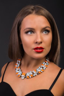 Koyu elbiseli güzel esmer