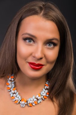 Koyu elbiseli güzel esmer