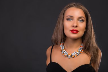 Koyu elbiseli güzel esmer