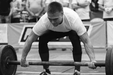 Profesyonel sporcu deadlift gerçekleştirir