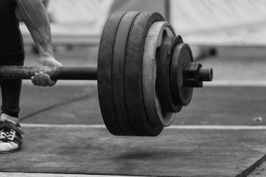 Profesyonel sporcu deadlift gerçekleştirir