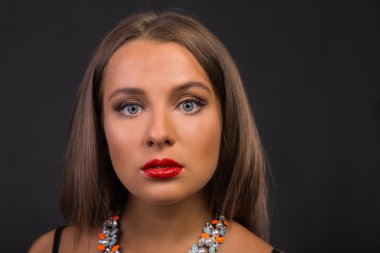 Koyu elbiseli güzel esmer