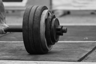 Profesyonel sporcu deadlift gerçekleştirir