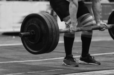 Profesyonel sporcu deadlift gerçekleştirir