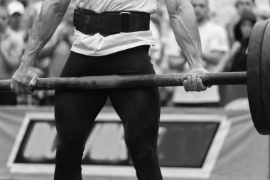 Profesyonel sporcu deadlift gerçekleştirir