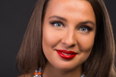 Koyu elbiseli güzel esmer