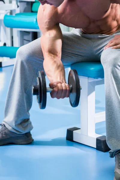 Allenamento di forza atleta professionista in palestra — Foto Stock