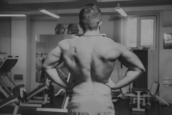 Muscular man in the gym — Stock Photo, Image